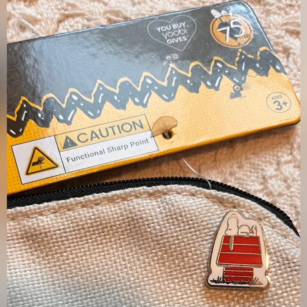 Yoobi x Peanuts Pencil Case with Snoopy Pin Limited Edition sold out online NWT - Picture 2 of 5